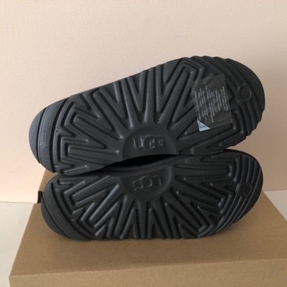 UGG Classic II Short Water Resistant Metallic Glitter boots. Size: 8 - Picture 6 of 11